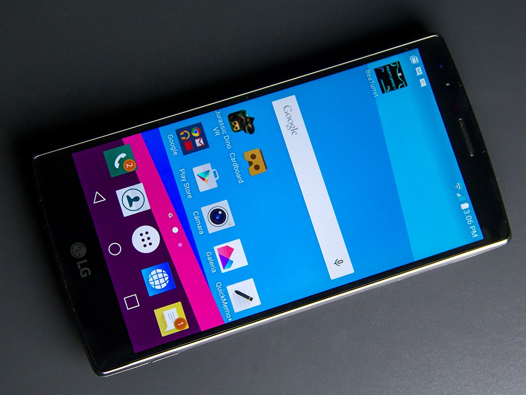 Celular LG G4 encendido con un fondo negro