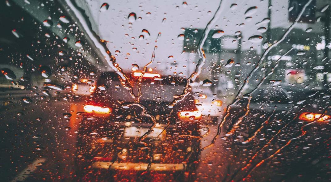 Auto en la lluvia