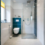 Baño con regadera cuadrada