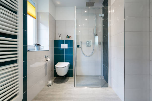 Baño con regadera cuadrada