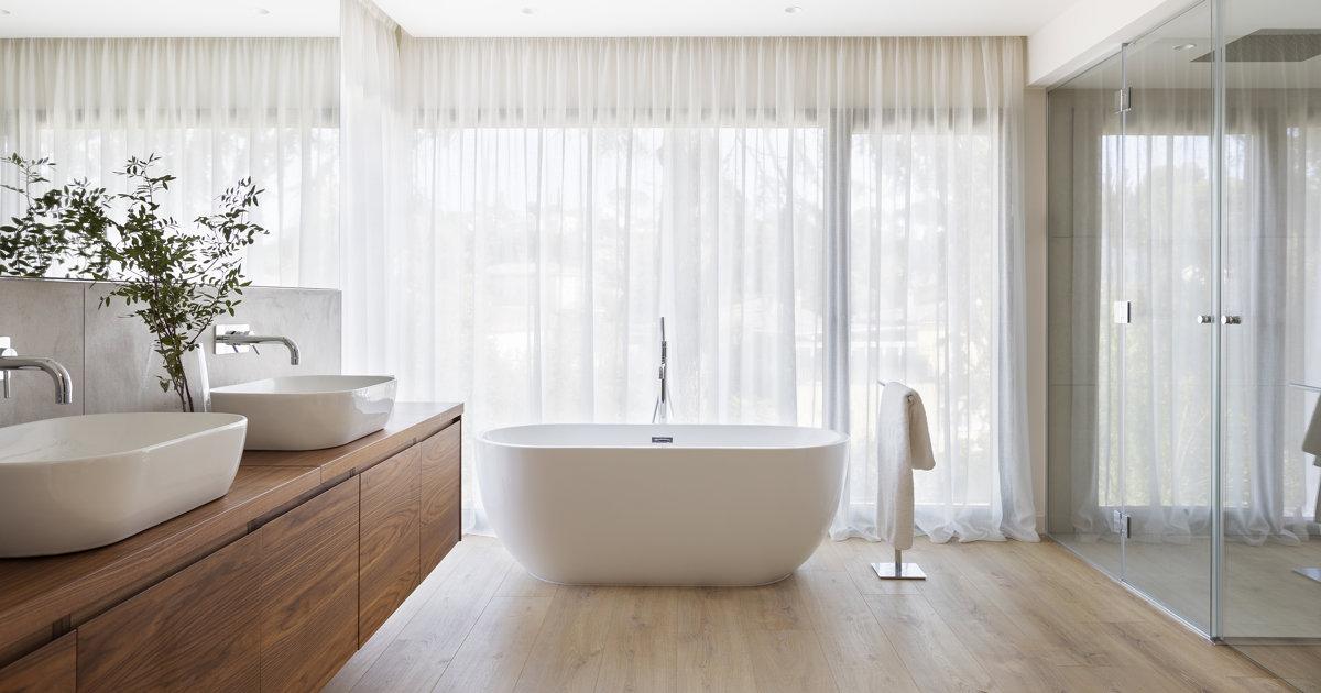 Baño minimalista blanco