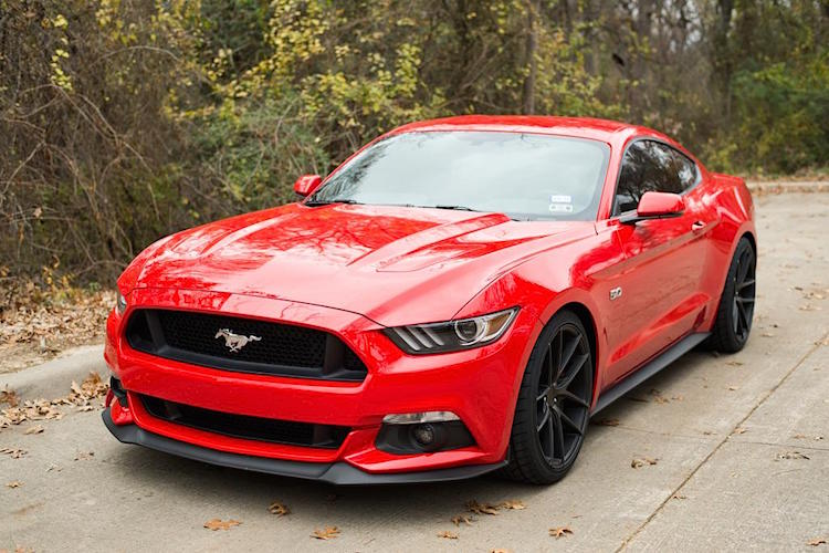 Mustang Race en color rojo aparcado en una calle.