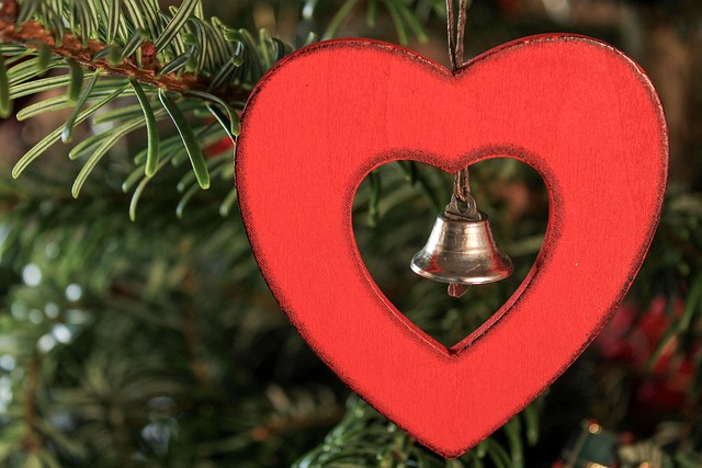 Precioso árbol de Navidad decorado con tendencias 2024 y estilos modernos