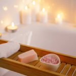 baño con velas aromáticas