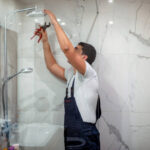 cancel con herrajes ocultos en baño de cristal