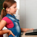 niña con dolor de espalda