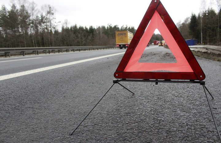 triangulo de advertencia en carretera