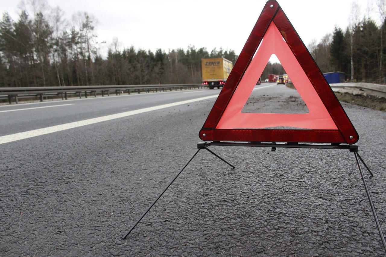 triangulo de advertencia en carretera
