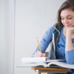 mujer estudiando