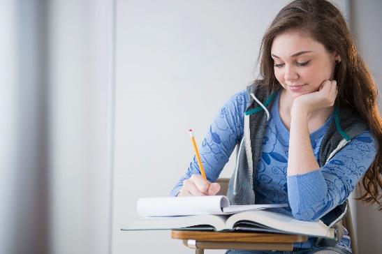 mujer estudiando